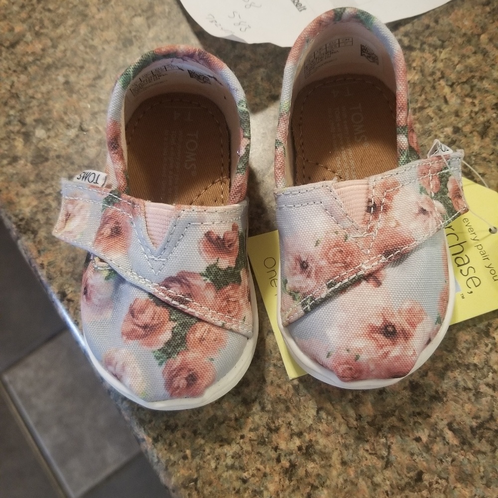 Baby girl Tom's NWT